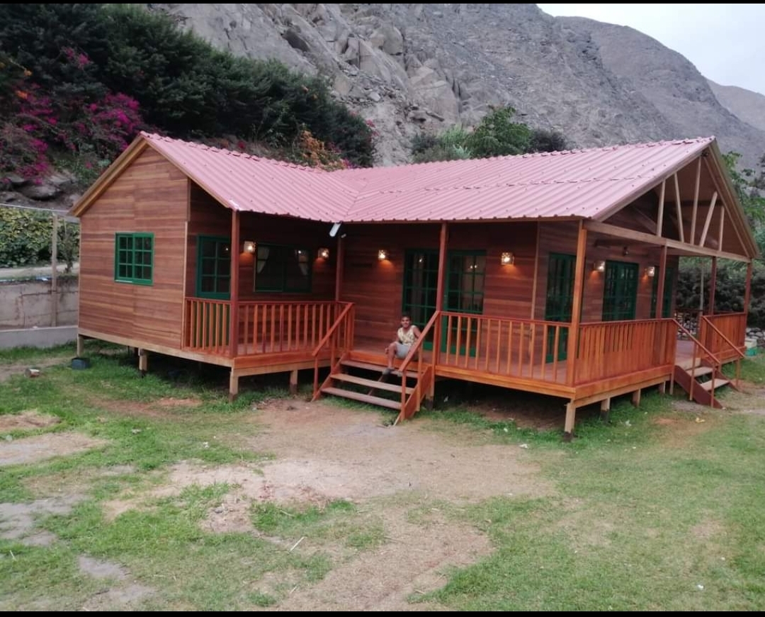 Casa de madera con una amplia terraza en un entorno natural