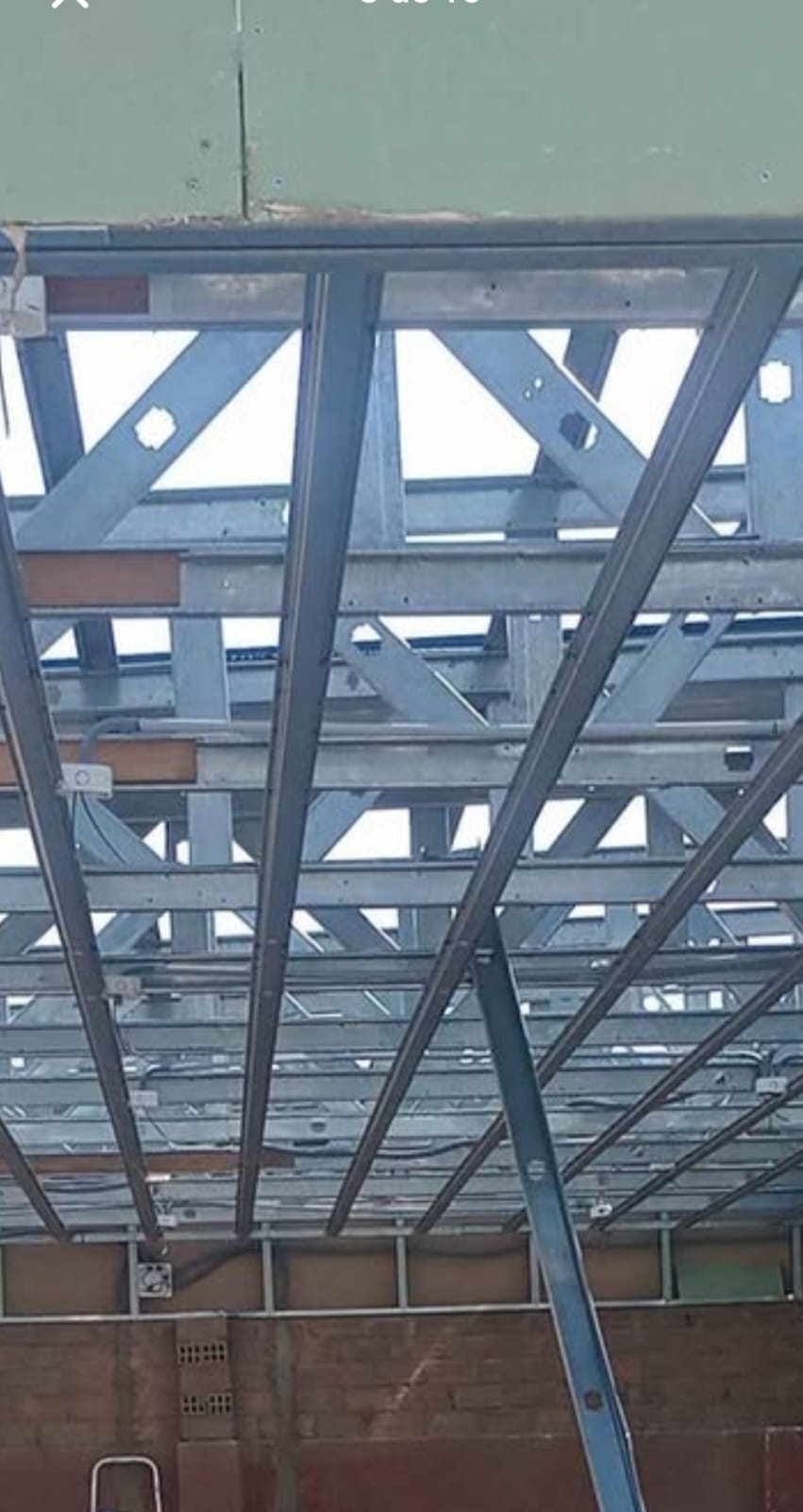 Detalle de estructura metálica en construcción